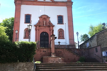 Defekter Brunnen vor der Kirche St. Stephan in Marienborn