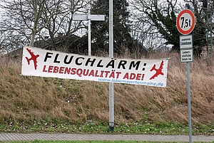Fluglaerm Banner Marienborn Protestbanner der Anwohner Marienborns gegen Fluglärm, Fluglärm Mainz, ÖDP gegen Fluglärm