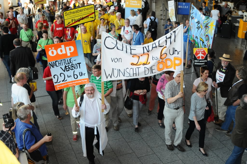 Abflug eines Düsenjet am Flughafen Frankfurt, Mainz-Lerchenberg, Montagsdemonstration in Frankfurt